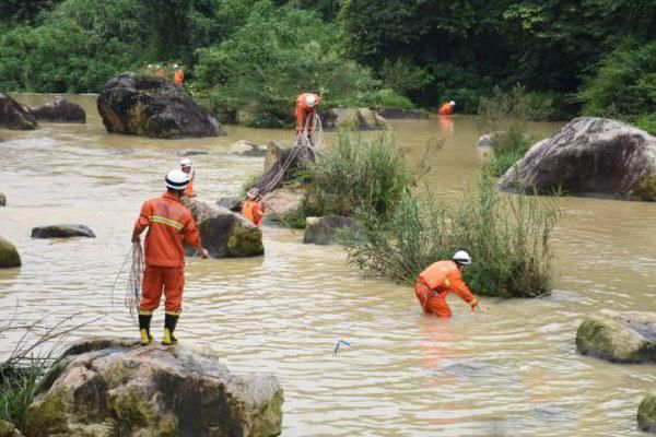 广东景区突发山洪3死1失踪 消防官兵正在全力搜寻